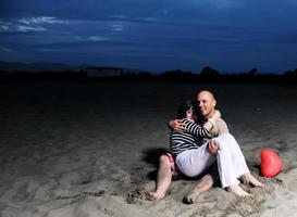 feliz pareja joven divertirse en la playa foto