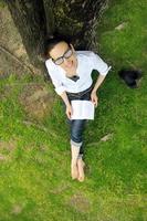 mujer joven leyendo un libro en el parque foto