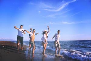 grupo de personas corriendo en la playa foto