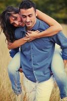 feliz pareja joven tiene tiempo romántico al aire libre foto