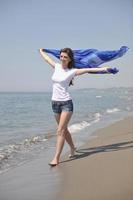 mujer joven disfruta en la playa foto