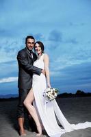 boda romántica en la playa al atardecer foto