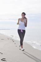 mujer corriendo en la playa foto
