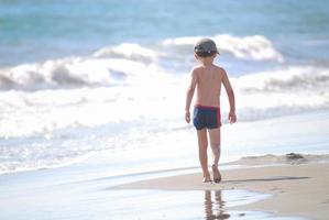 niño en la playa foto