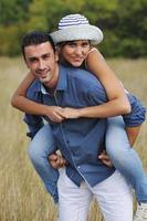 feliz pareja joven tiene tiempo romántico al aire libre foto