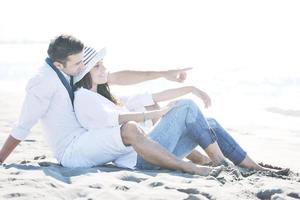 feliz pareja joven divertirse en la hermosa playa foto