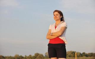 mujer joven disfruta en la playa foto