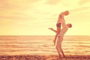 amorosa pareja joven en una playa en el día soleado de otoño foto