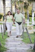 feliz pareja de ancianos en la playa foto