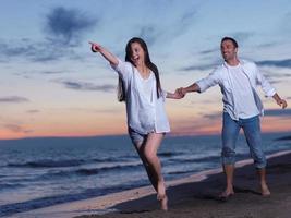 pareja joven en la playa divertirse foto