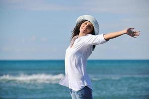 mujer joven feliz en la playa foto