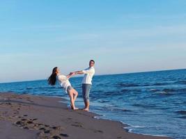 pareja joven en la playa divertirse foto