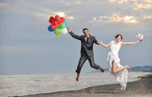 boda romántica en la playa al atardecer foto