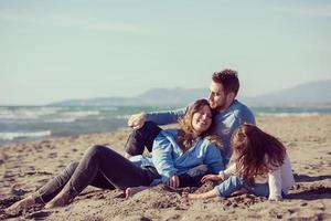 familia joven disfrutando de las vacaciones durante el otoño foto