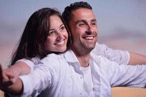 pareja joven en la playa divertirse foto