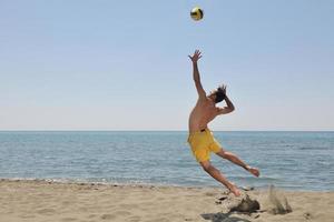 jugador masculino de voleibol de playa foto