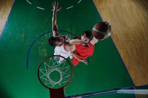 jugador de baloncesto en acción foto