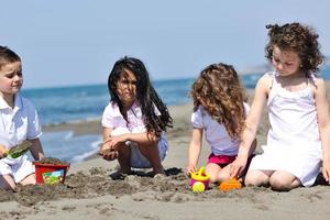 niños jugando en la playa foto