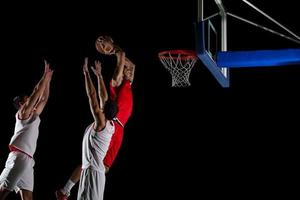 jugador de baloncesto en acción foto