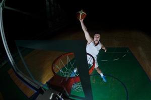 jugador de baloncesto en acción foto