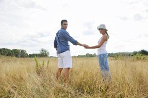 feliz pareja joven tiene tiempo romántico al aire libre foto