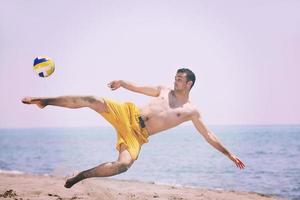 jugador masculino de voleibol de playa foto