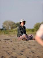 mujer joven relajarse en la playa foto