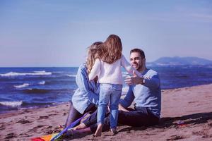 familia feliz disfrutando de las vacaciones durante el día de otoño foto