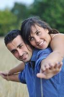 feliz pareja joven tiene tiempo romántico al aire libre foto