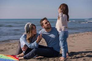 familia feliz disfrutando de las vacaciones durante el día de otoño foto