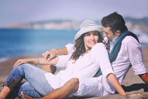 feliz pareja joven divertirse en la hermosa playa foto