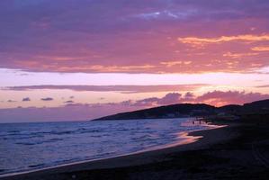 vista de la playa al atardecer foto