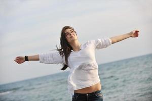 mujer joven disfruta en la playa foto