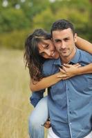 feliz pareja joven tiene tiempo romántico al aire libre foto