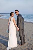 boda romántica en la playa al atardecer foto