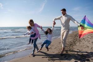 familia feliz disfrutando de las vacaciones durante el día de otoño foto