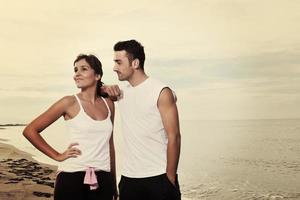 feliz pareja joven divertirse en la hermosa playa foto