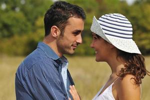 feliz pareja joven tiene tiempo romántico al aire libre foto