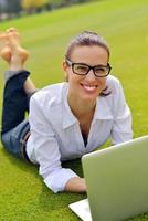 mujer con laptop en el parque foto