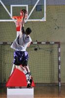 jugador de baloncesto en el pabellón deportivo foto