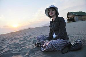 mujer joven disfruta en la playa foto