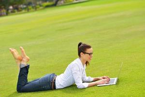 mujer con laptop en el parque foto