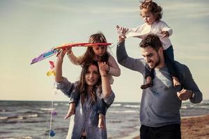 familia feliz disfrutando de las vacaciones durante el día de otoño foto