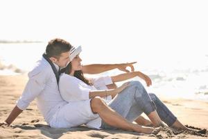 feliz pareja joven divertirse en la hermosa playa foto