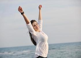 mujer joven disfruta en la playa foto