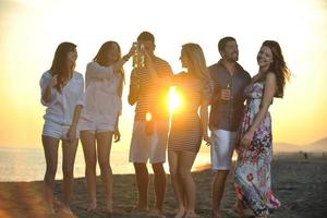 grupo de jóvenes disfrutan de la fiesta de verano en la playa foto