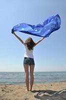 mujer joven disfruta en la playa foto