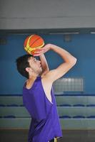 jugador de baloncesto en el pabellón deportivo foto