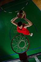 jugador de baloncesto en acción foto