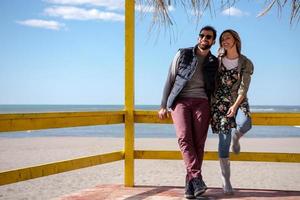 pareja charlando y divirtiéndose en el bar de la playa foto